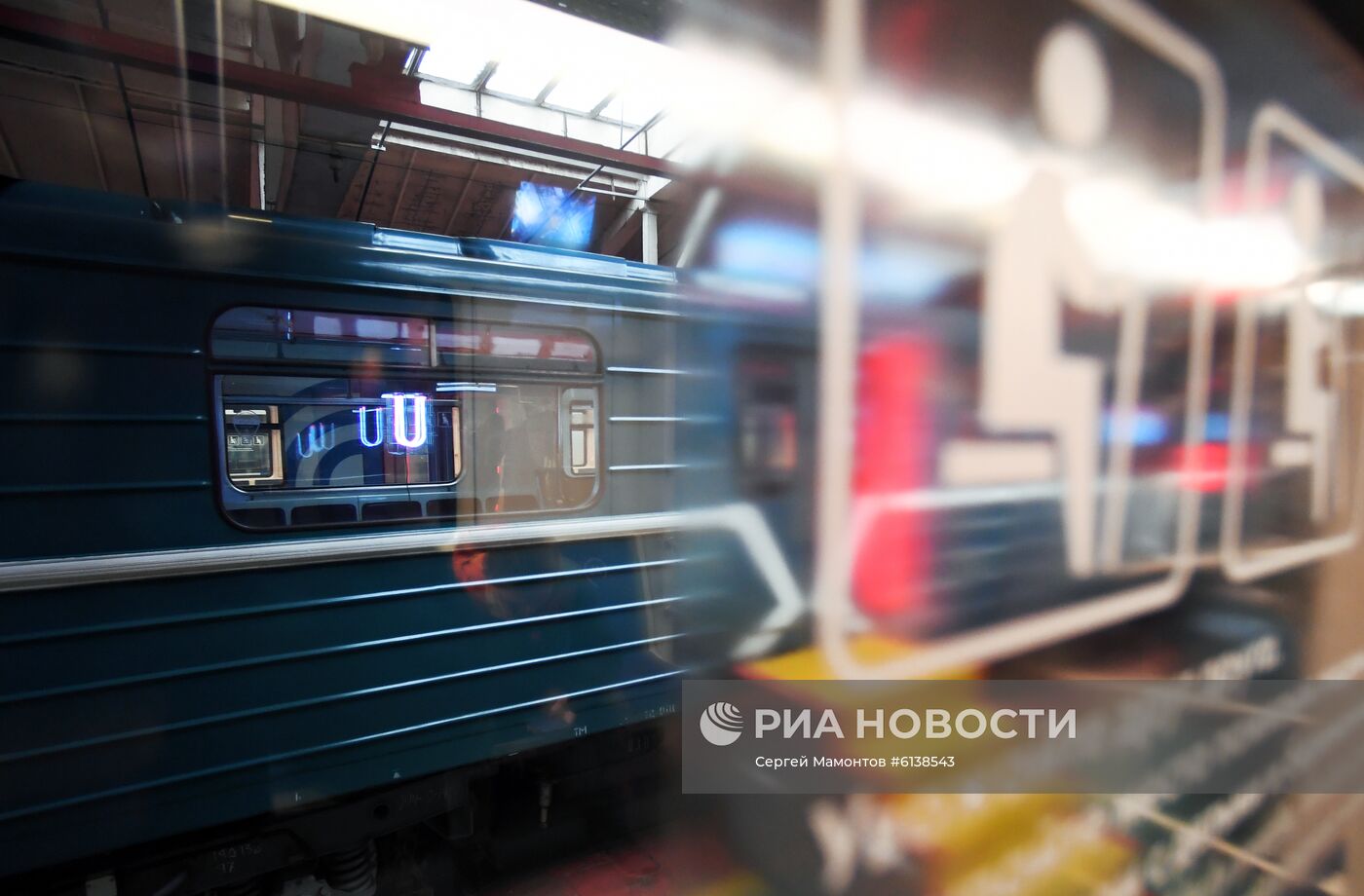 Процесс уборки и дезинфекции поездов Московского метро