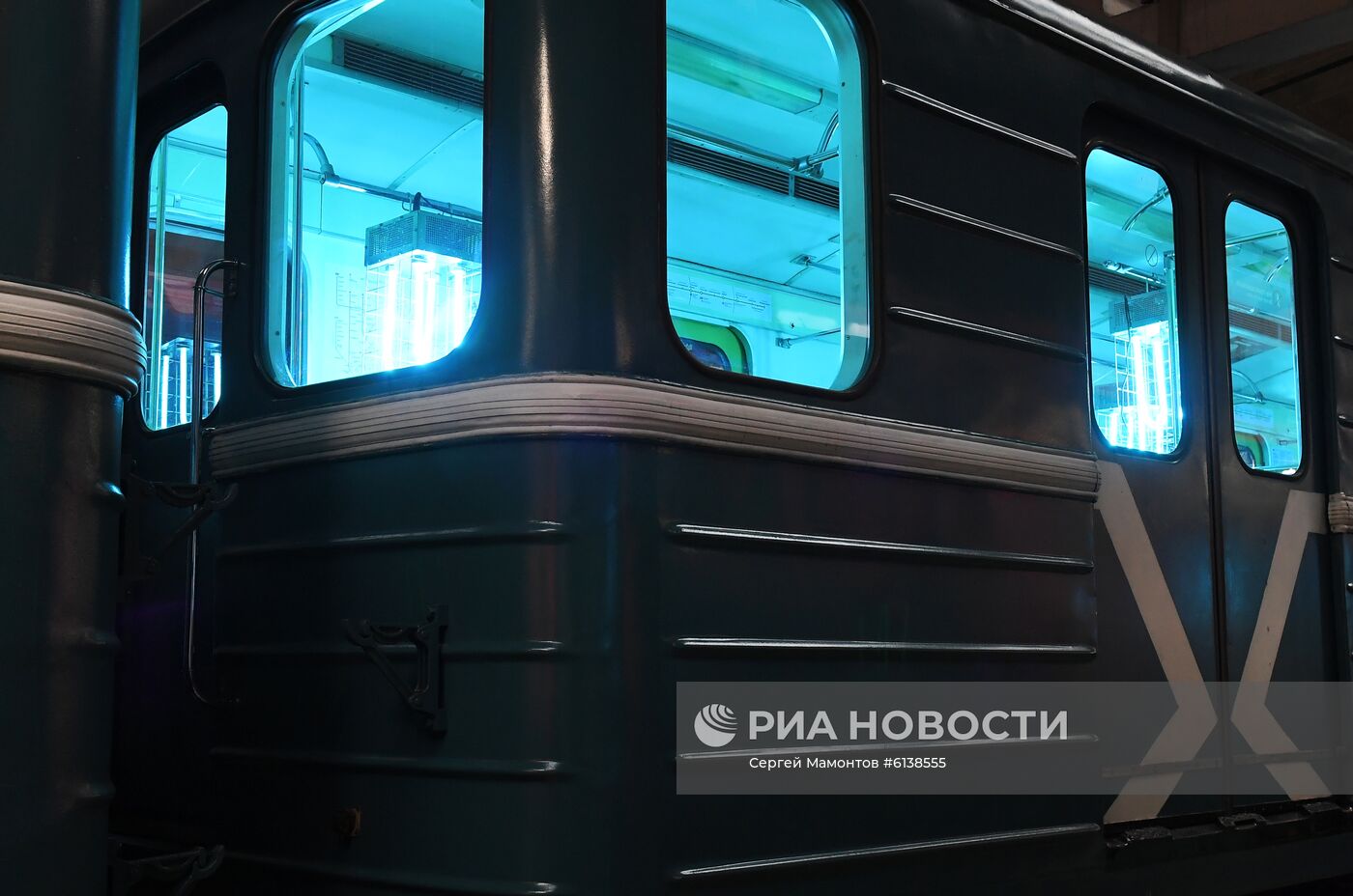 Процесс уборки и дезинфекции поездов Московского метро