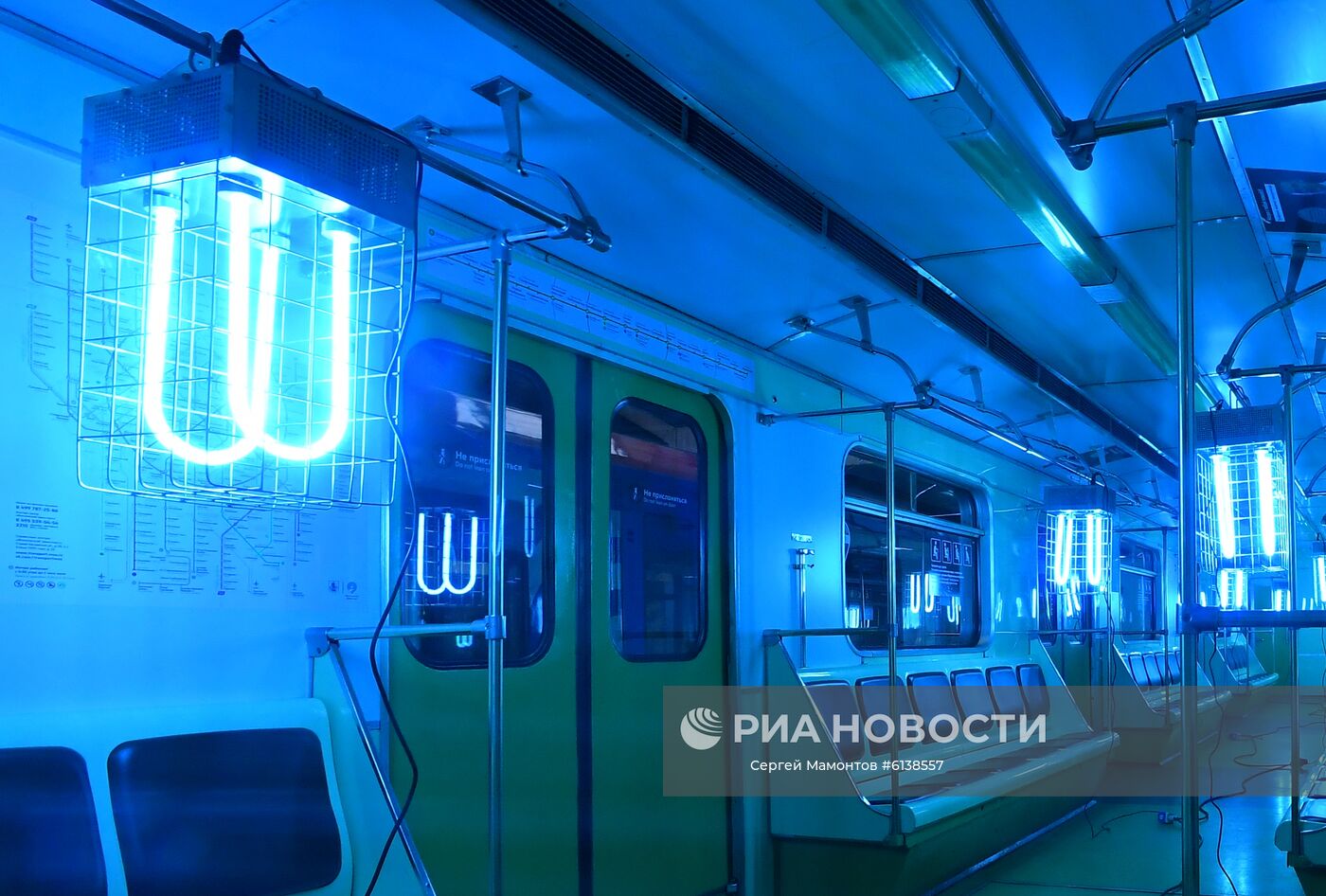 Процесс уборки и дезинфекции поездов Московского метро