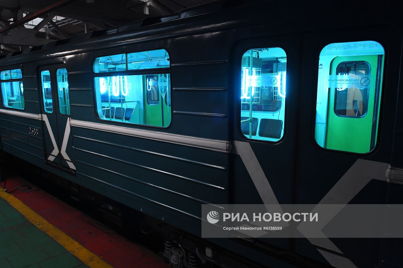 Процесс уборки и дезинфекции поездов Московского метро