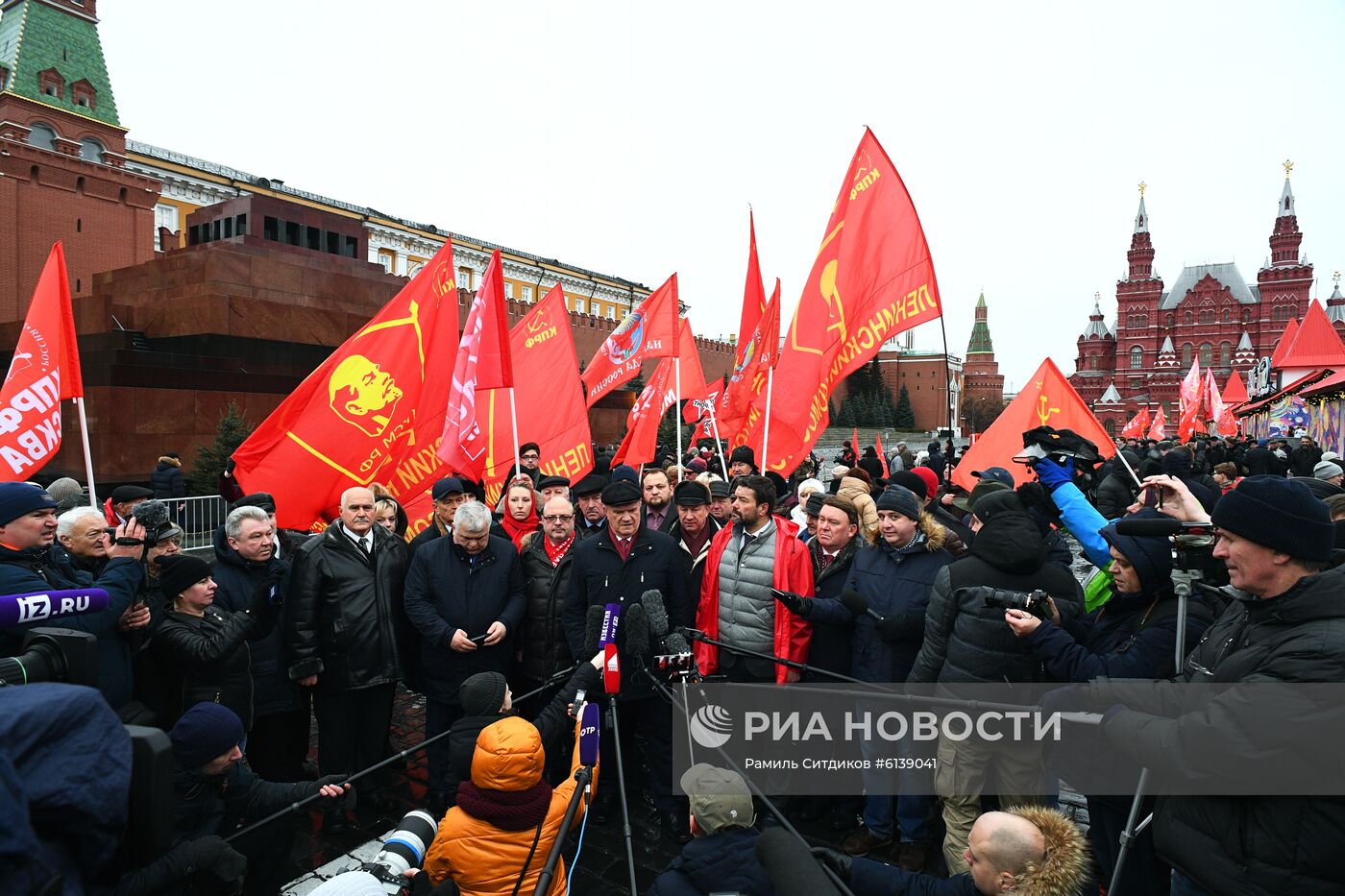 Возложение цветов к Мавзолею В. И. Ленина