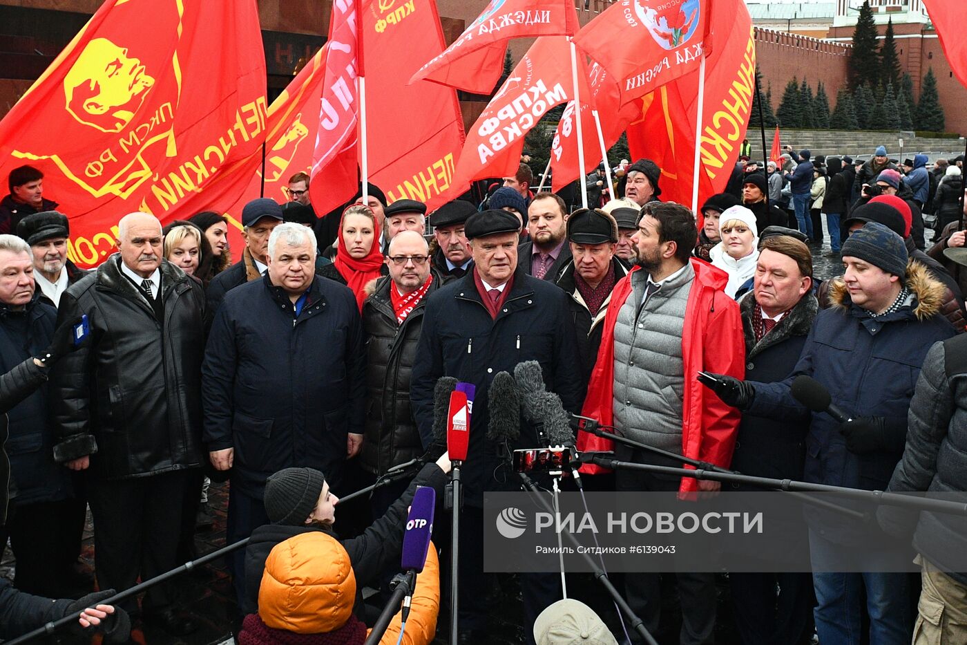 Возложение цветов к Мавзолею В. И. Ленина