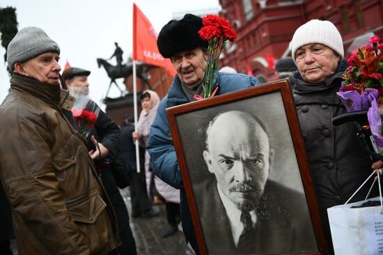 Возложение цветов к Мавзолею В. И. Ленина