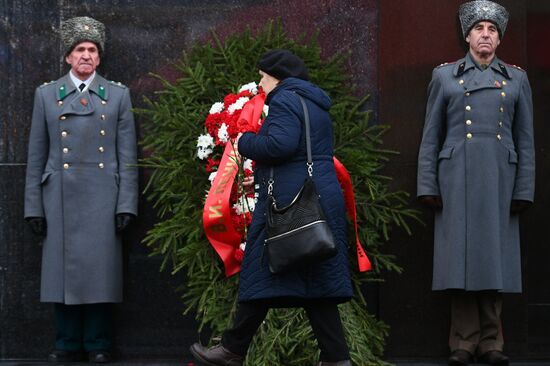 Возложение цветов к Мавзолею В. И. Ленина