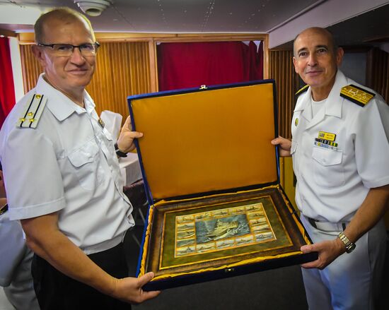 Исследовательское судно "Адмирал Владимирский" в порту Монтевидео