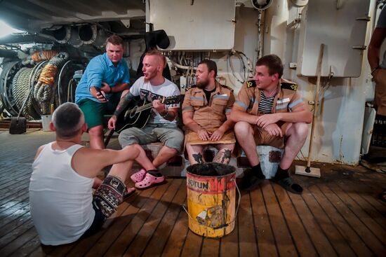 Исследовательское судно "Адмирал Владимирский" в порту Монтевидео