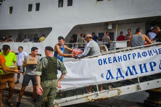 Исследовательское судно "Адмирал Владимирский" в порту Монтевидео