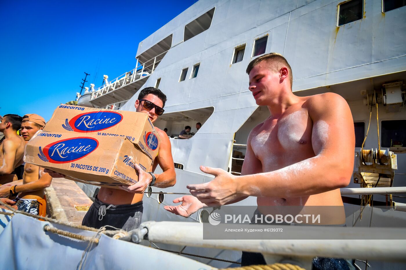 Исследовательское судно "Адмирал Владимирский" в порту Монтевидео