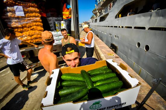 Исследовательское судно "Адмирал Владимирский" в порту Монтевидео