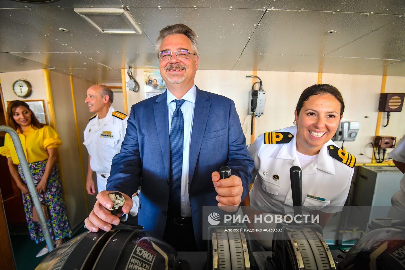 Исследовательское судно "Адмирал Владимирский" в порту Монтевидео