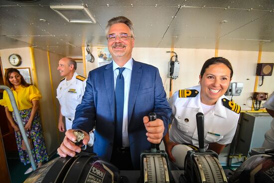 Исследовательское судно "Адмирал Владимирский" в порту Монтевидео