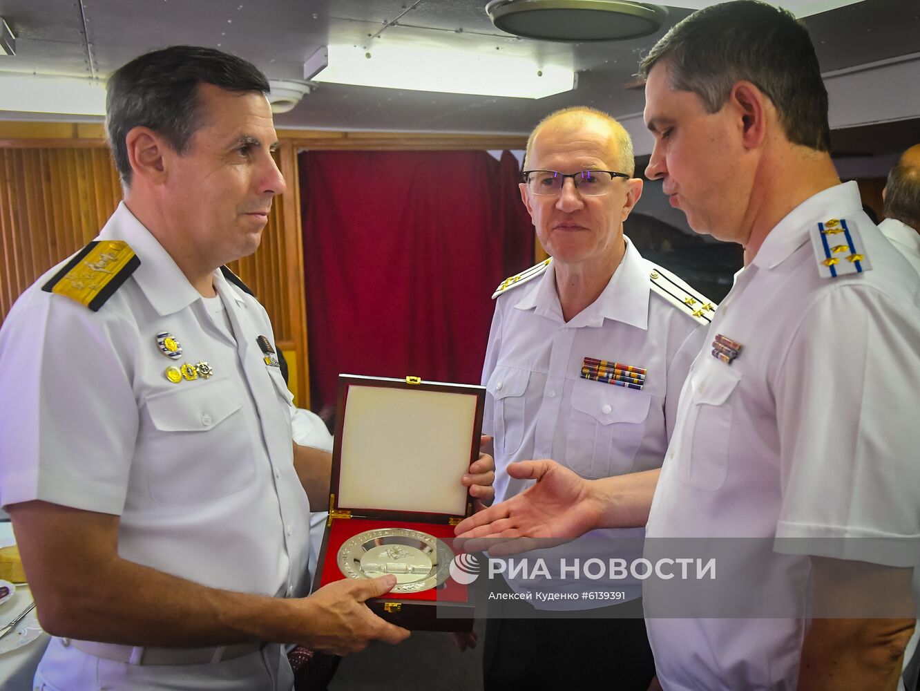 Исследовательское судно "Адмирал Владимирский" в порту Монтевидео