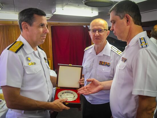 Исследовательское судно "Адмирал Владимирский" в порту Монтевидео