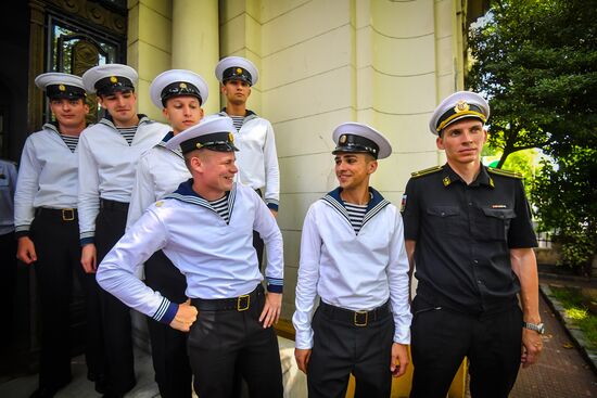 Исследовательское судно "Адмирал Владимирский" в порту Монтевидео