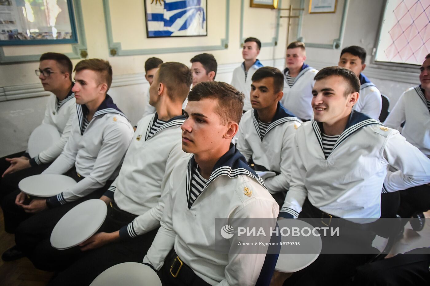 Исследовательское судно "Адмирал Владимирский" в порту Монтевидео