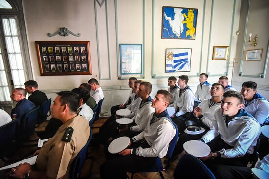 Исследовательское судно "Адмирал Владимирский" в порту Монтевидео