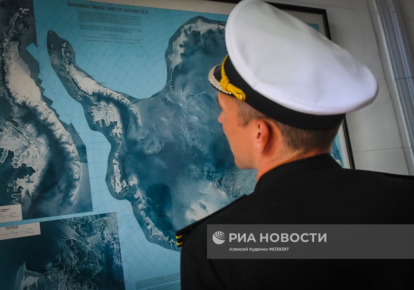 Исследовательское судно "Адмирал Владимирский" в порту Монтевидео