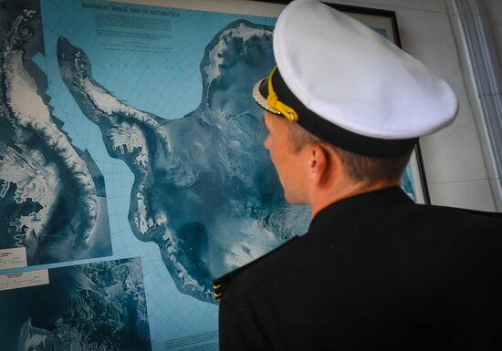 Исследовательское судно "Адмирал Владимирский" в порту Монтевидео