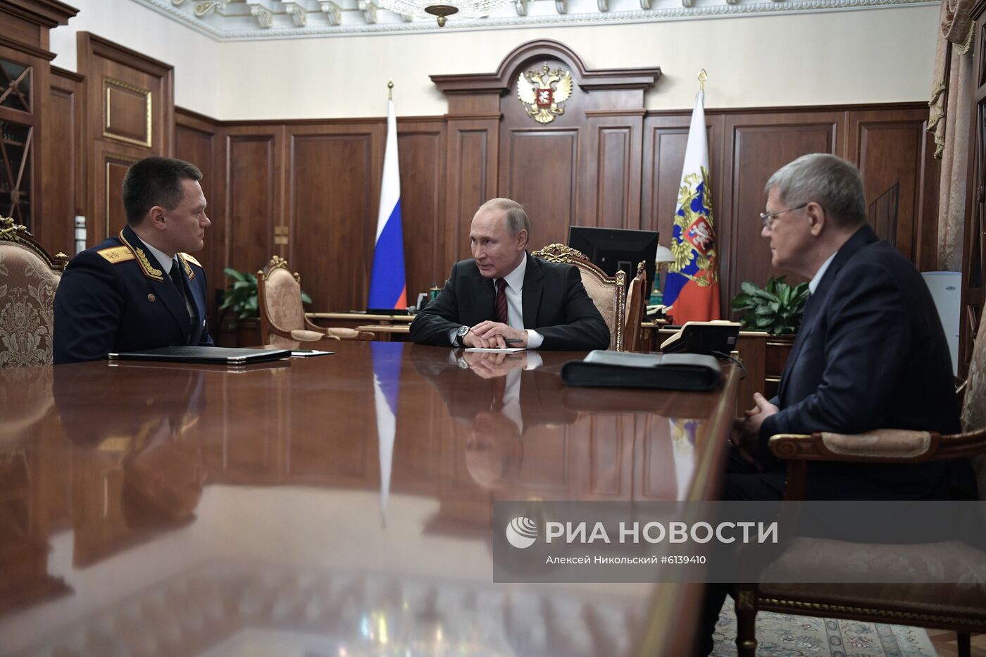 Президент РФ В. Путин встретился с экс-генпрокурором Ю. Чайкой и замглавой СК И. Красновым