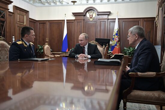 Президент РФ В. Путин встретился с экс-генпрокурором Ю. Чайкой и замглавой СК И. Красновым