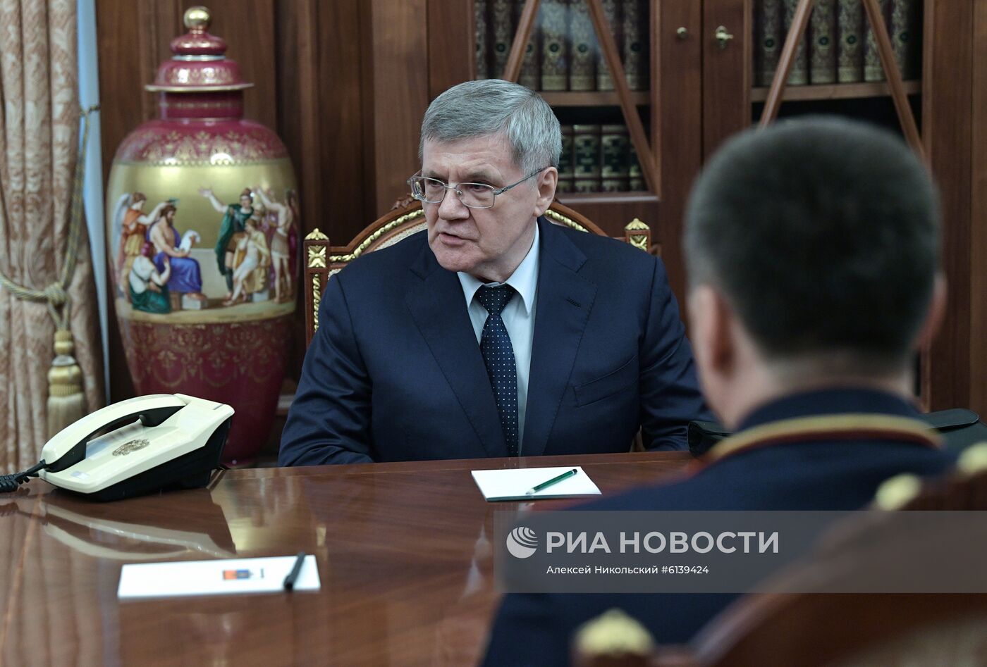 Президент РФ В. Путин встретился с экс-генпрокурором Ю. Чайкой и замглавой СК И. Красновым