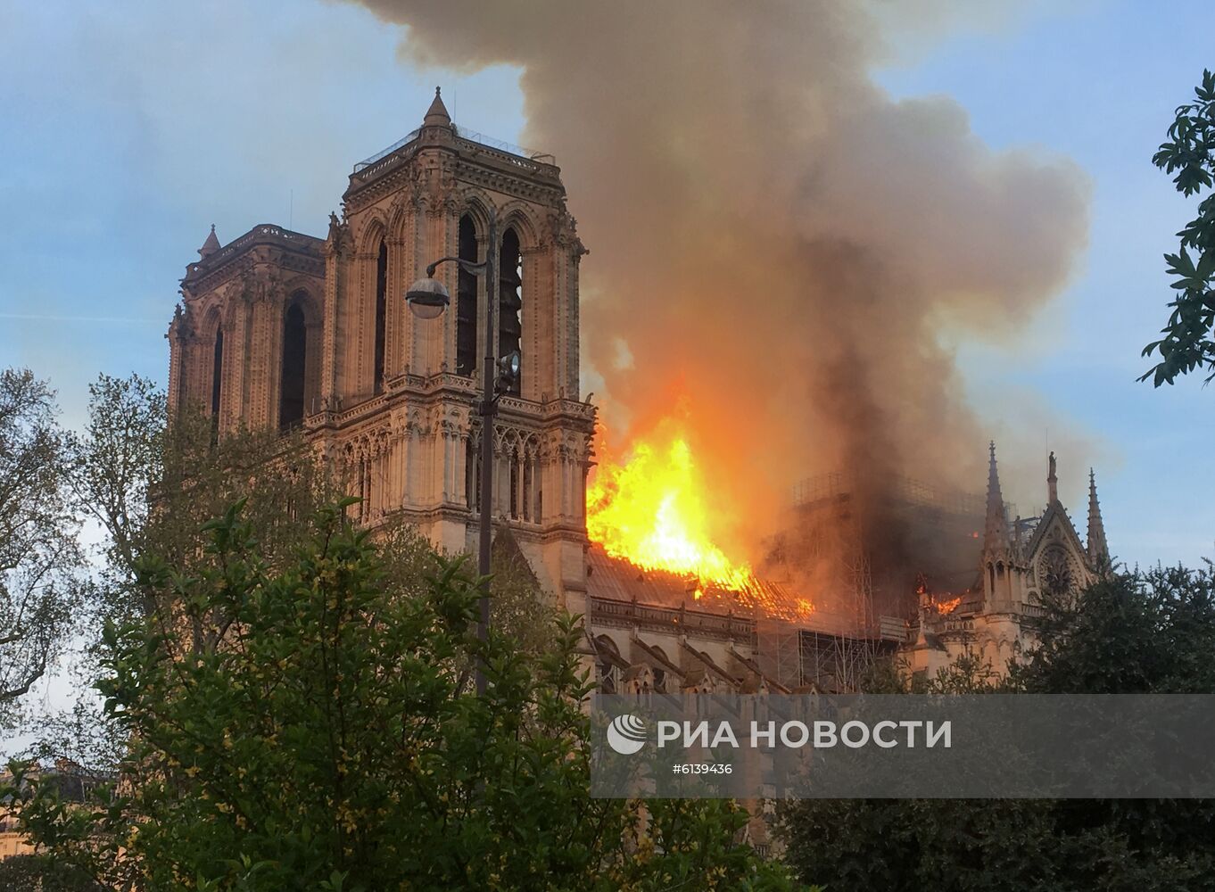 Пожар в соборе Парижской Богоматери.