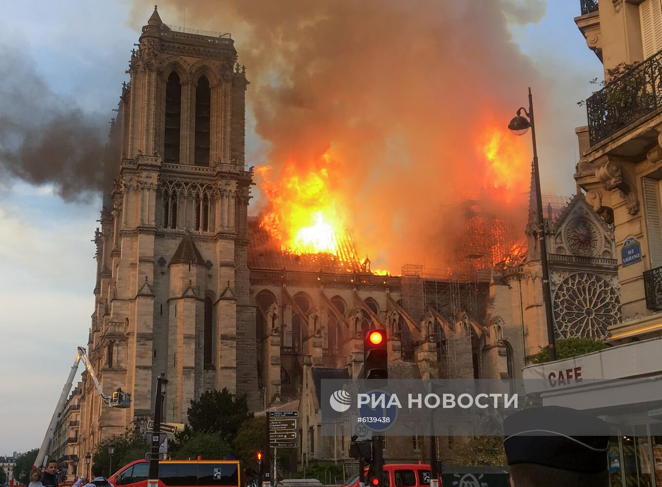 Пожар в соборе Парижской Богоматери.