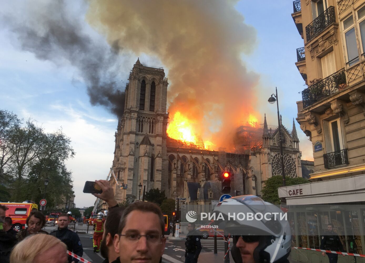 Пожар в соборе Парижской Богоматери.