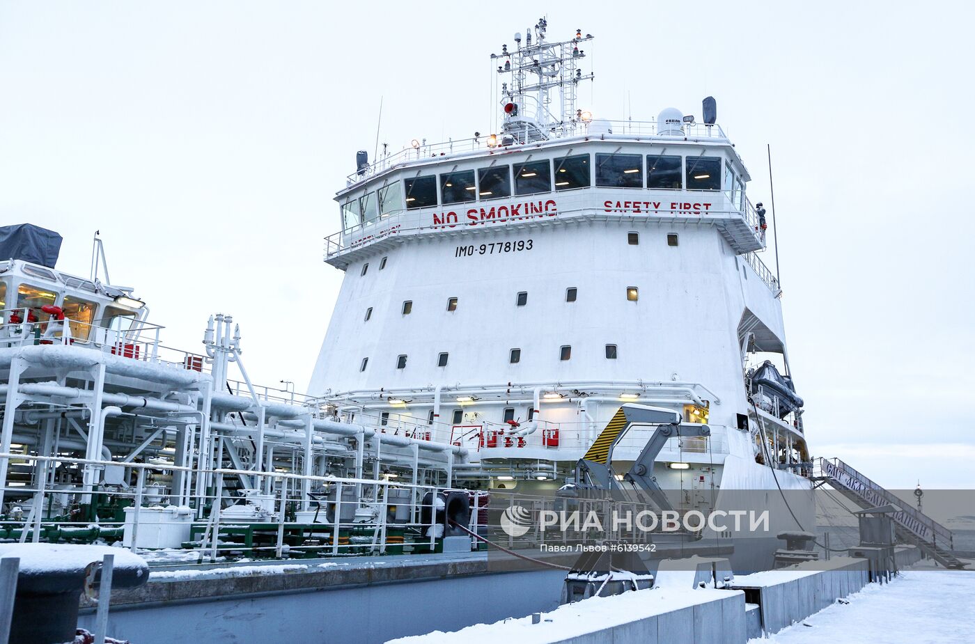 Подъем флага на танкере "Академик Пашин" 