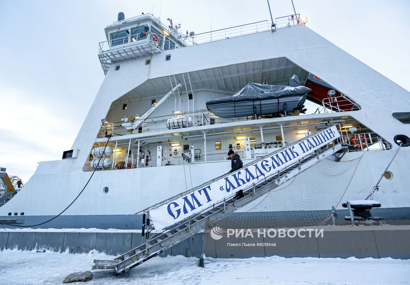Подъем флага на танкере "Академик Пашин"