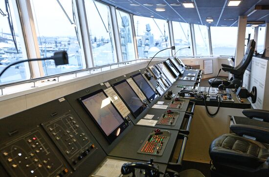 Подъем флага на танкере "Академик Пашин" 