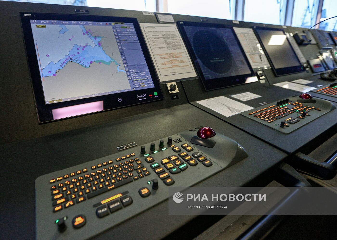 Подъем флага на танкере "Академик Пашин" 