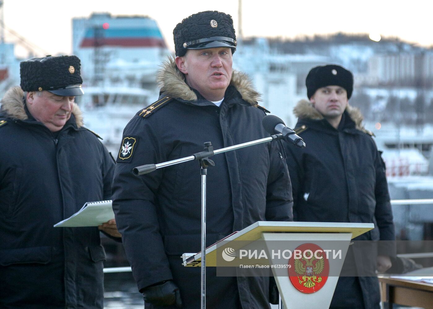 Подъем флага на танкере "Академик Пашин" 
