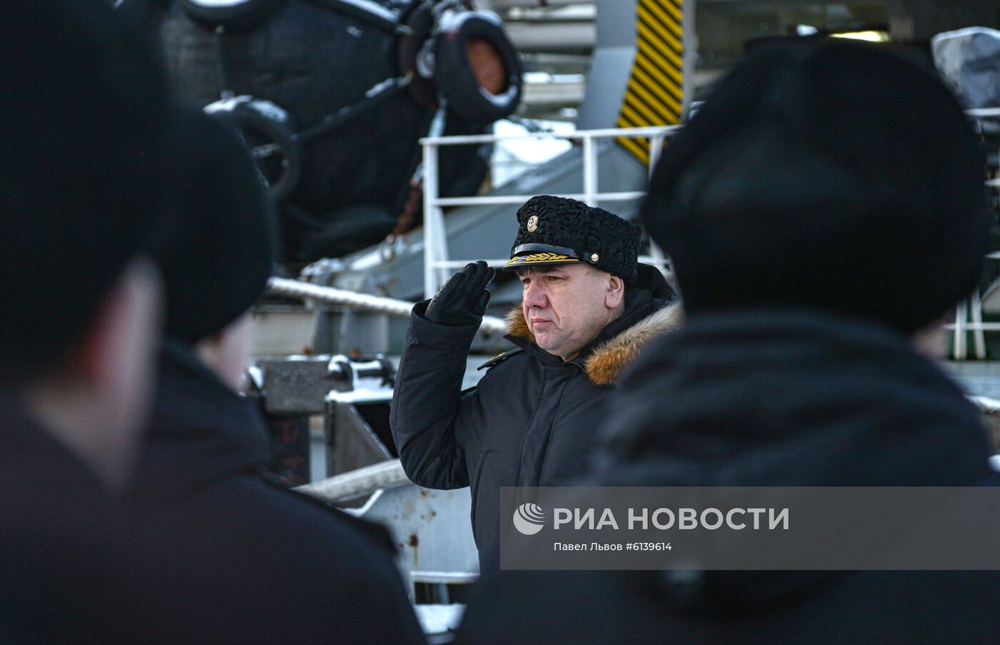 Подъем флага на танкере "Академик Пашин"