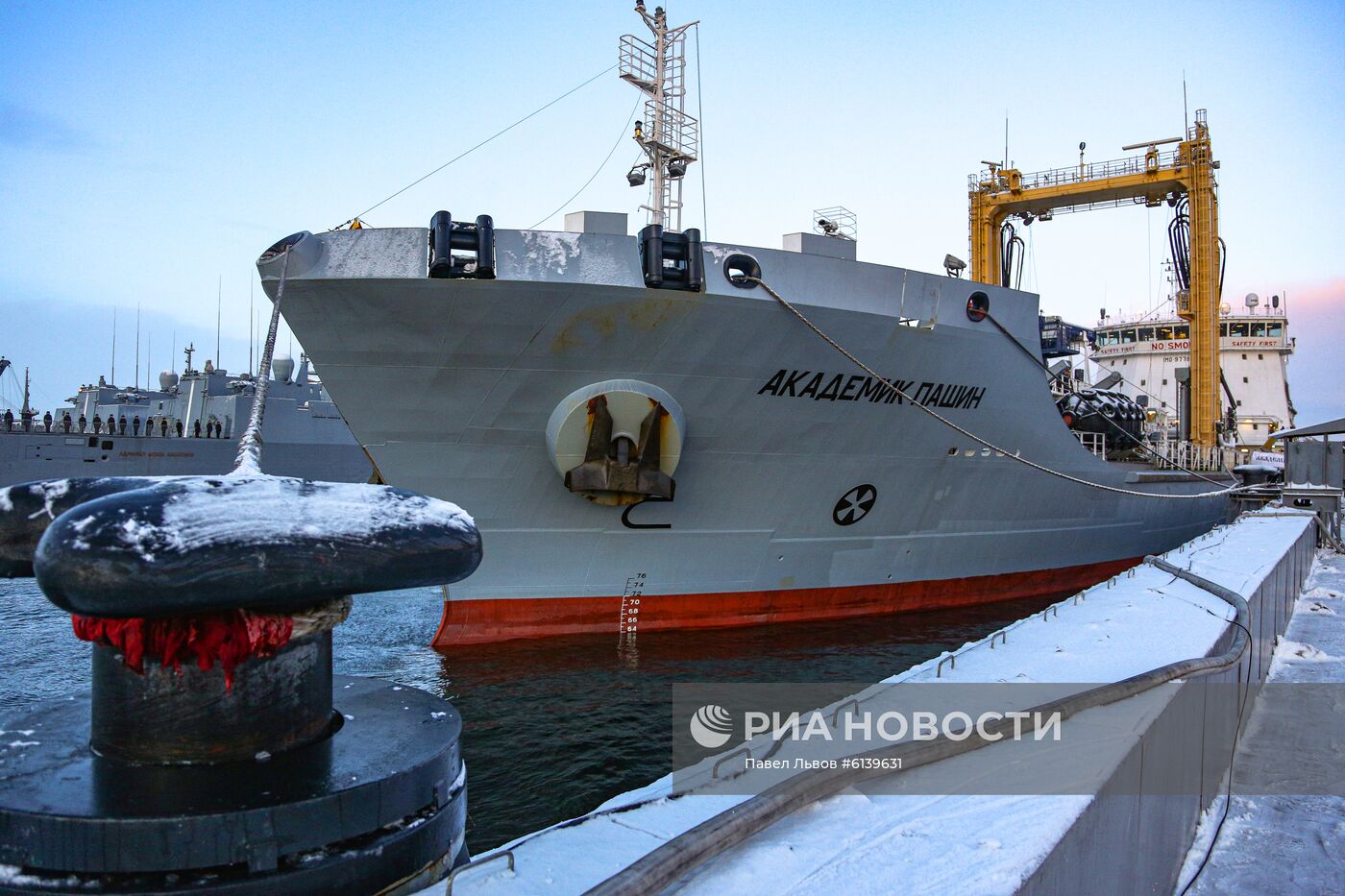 Подъем флага на танкере "Академик Пашин"