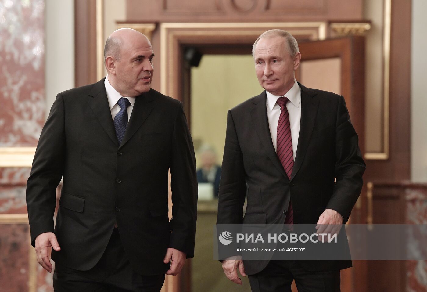 Президент РФ В. Путин провел встречу с новым правительством РФ