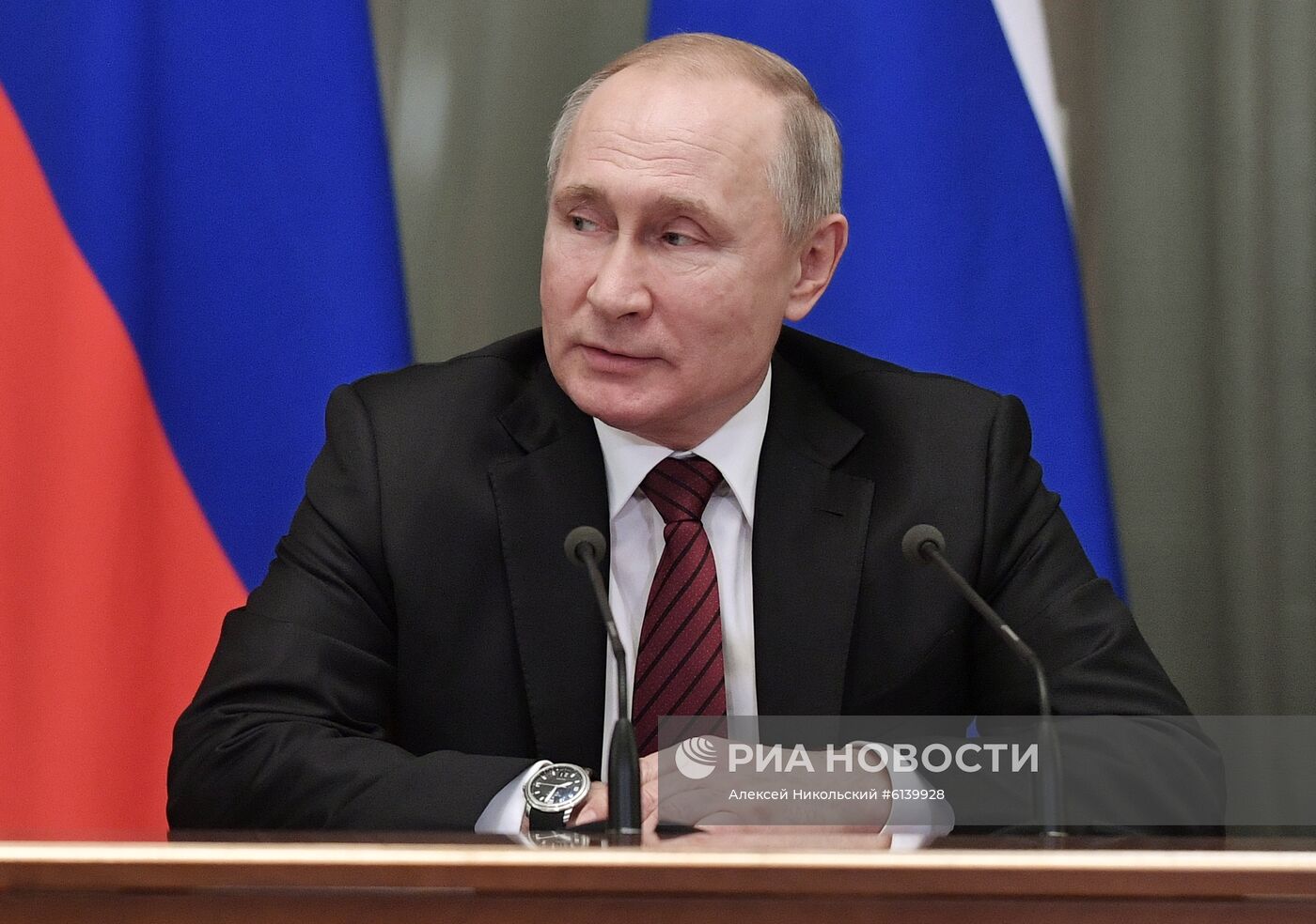 Президент РФ В. Путин провел встречу с новым правительством РФ
