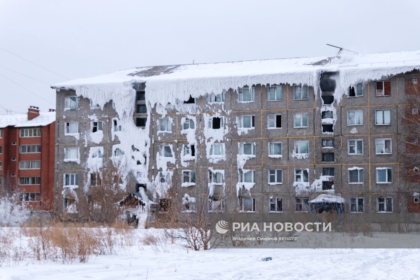 Бывшее общежитие военного училища в Иркутске покрылось льдом