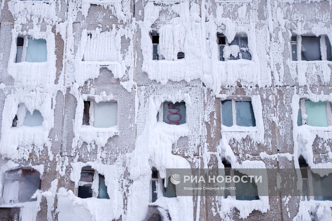 Бывшее общежитие военного училища в Иркутске покрылось льдом