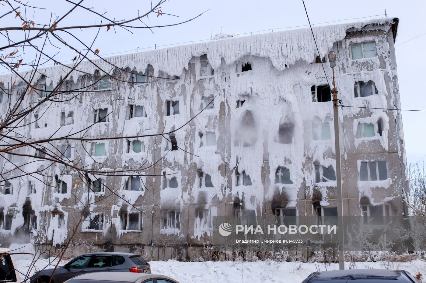 Бывшее общежитие военного училища в Иркутске покрылось льдом