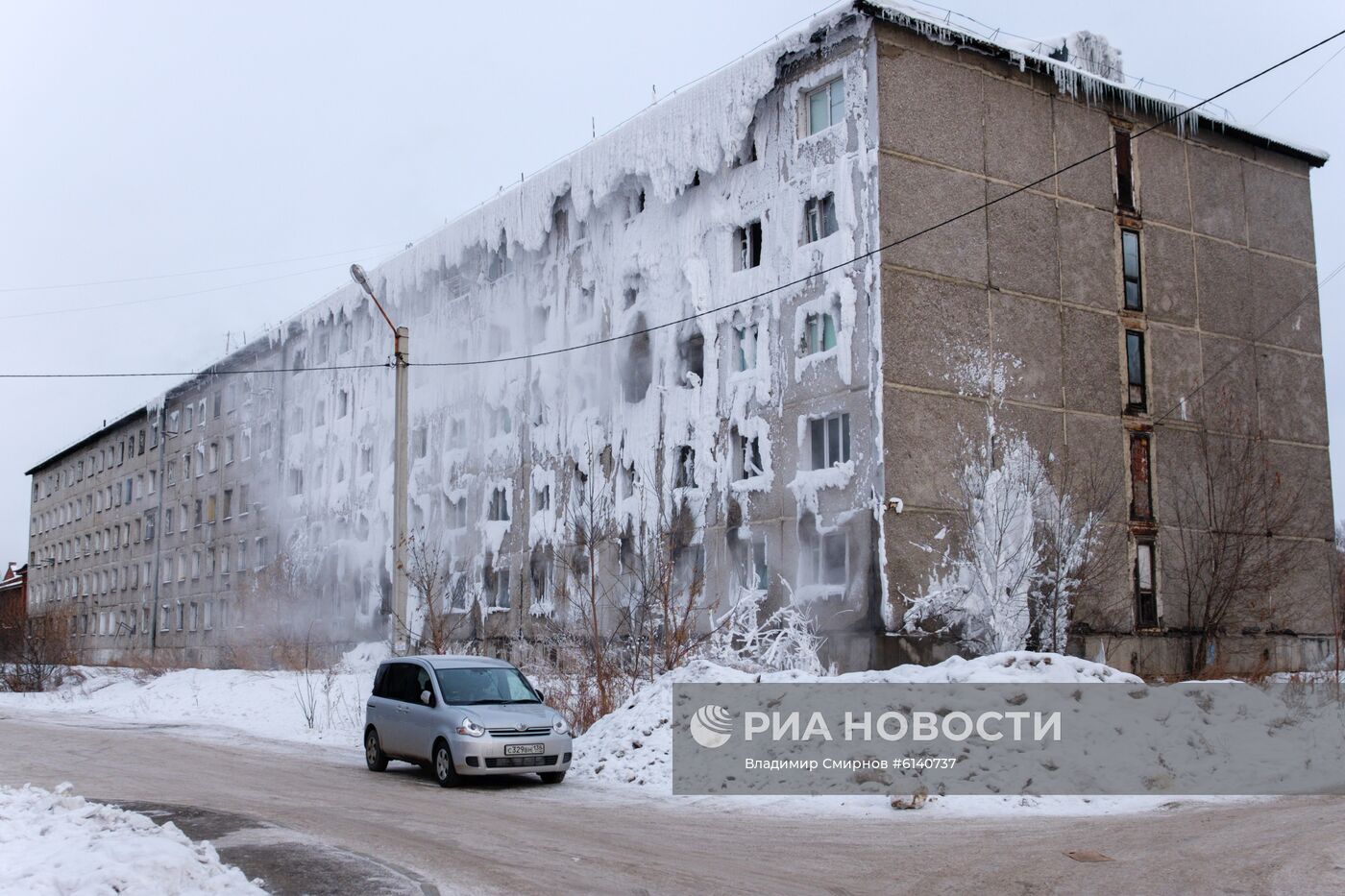 Бывшее общежитие военного училища в Иркутске покрылось льдом