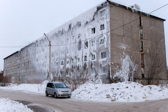 Бывшее общежитие военного училища в Иркутске покрылось льдом