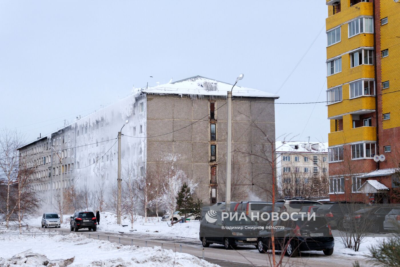 Бывшее общежитие военного училища в Иркутске покрылось льдом