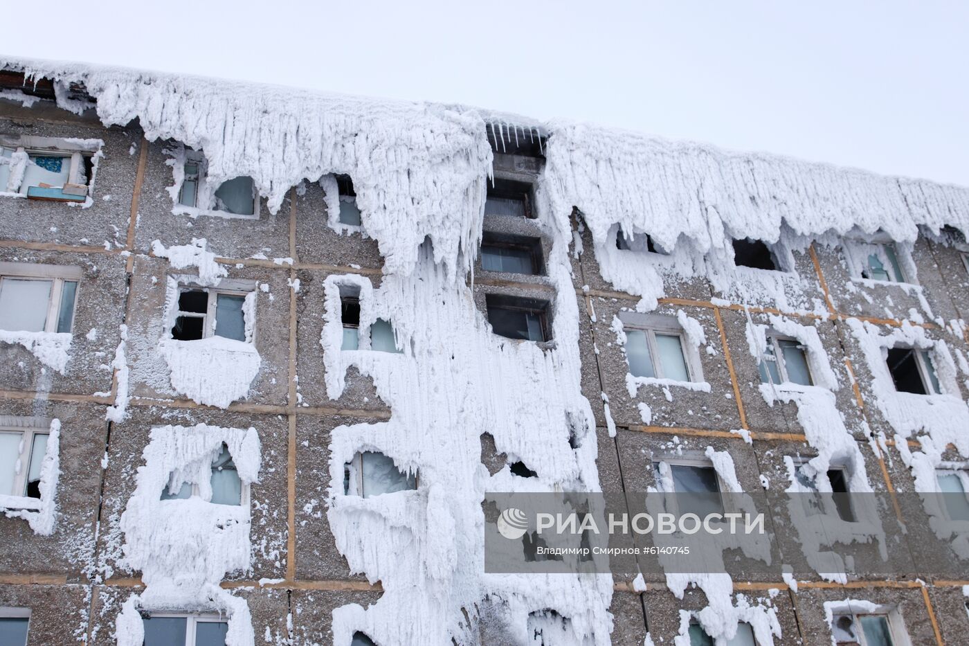 Бывшее общежитие военного училища в Иркутске покрылось льдом