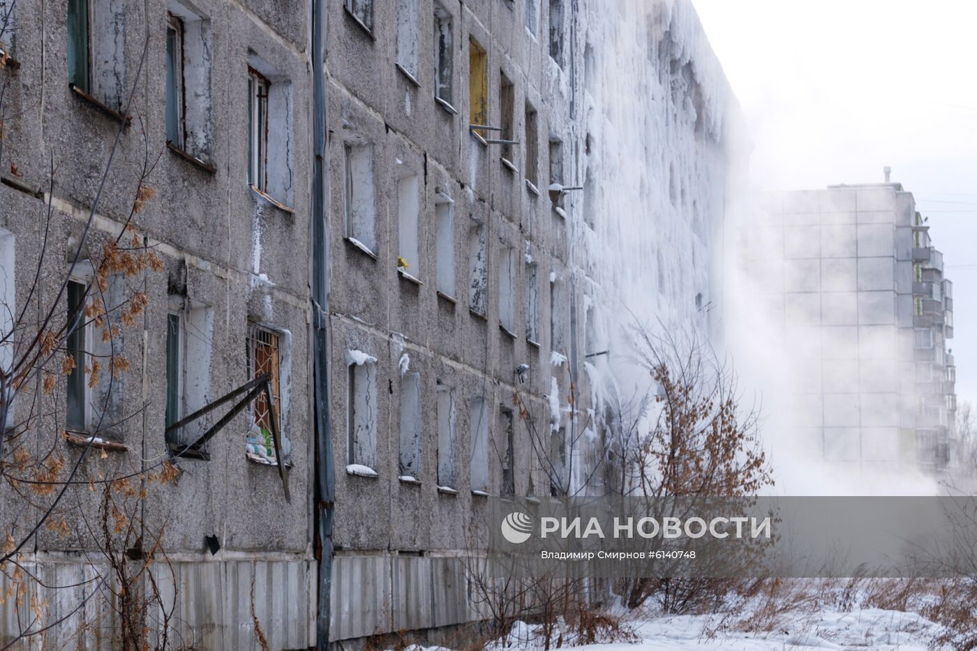 Бывшее общежитие военного училища в Иркутске покрылось льдом