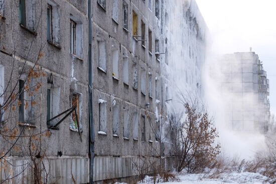 Бывшее общежитие военного училища в Иркутске покрылось льдом