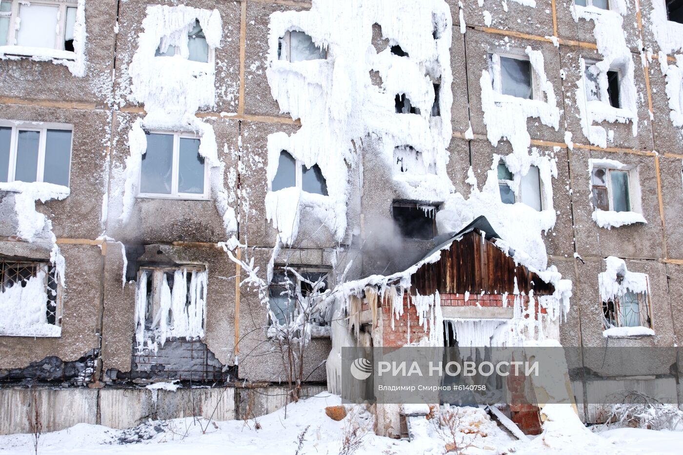 Бывшее общежитие военного училища в Иркутске покрылось льдом