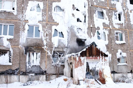 Бывшее общежитие военного училища в Иркутске покрылось льдом