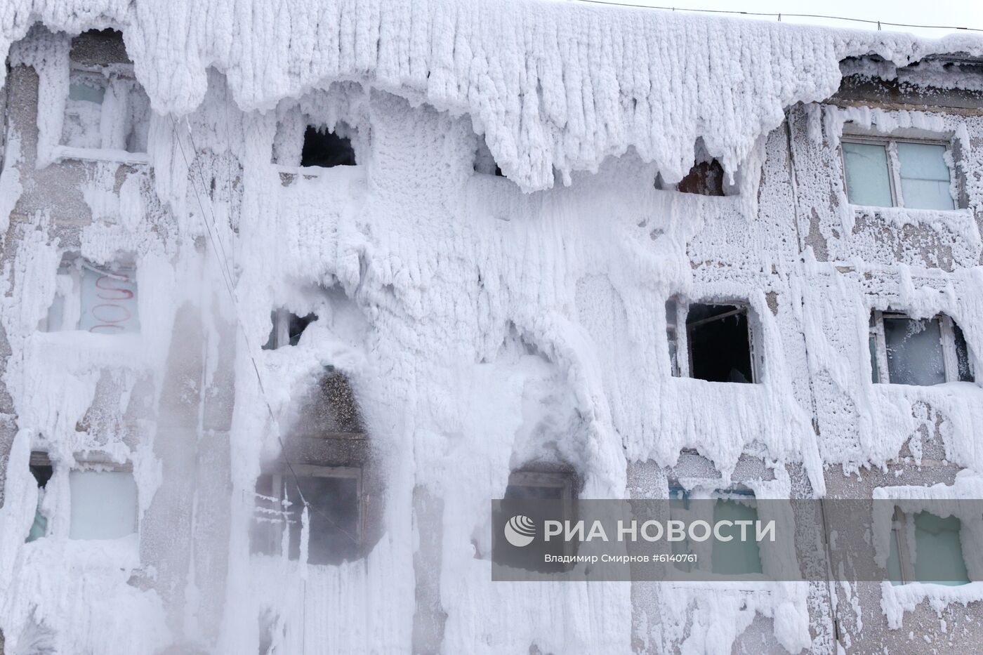 Бывшее общежитие военного училища в Иркутске покрылось льдом