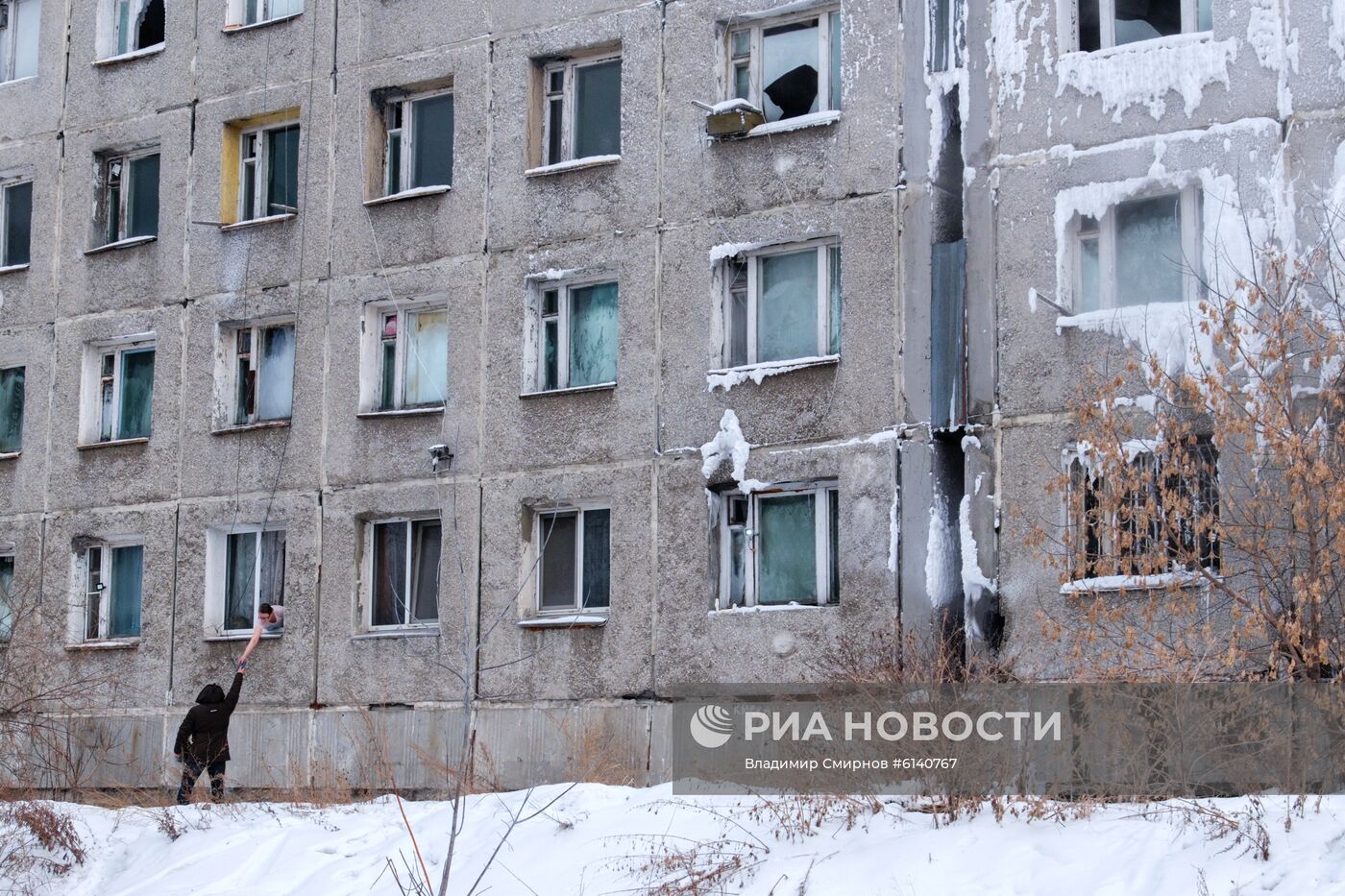 Бывшее общежитие военного училища в Иркутске покрылось льдом